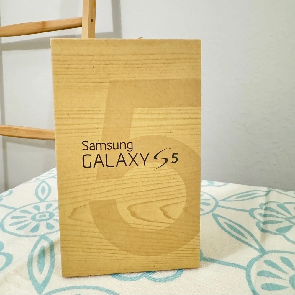 Unlocked Samsung Galaxy S5 flagship phone and charger and spare battery!